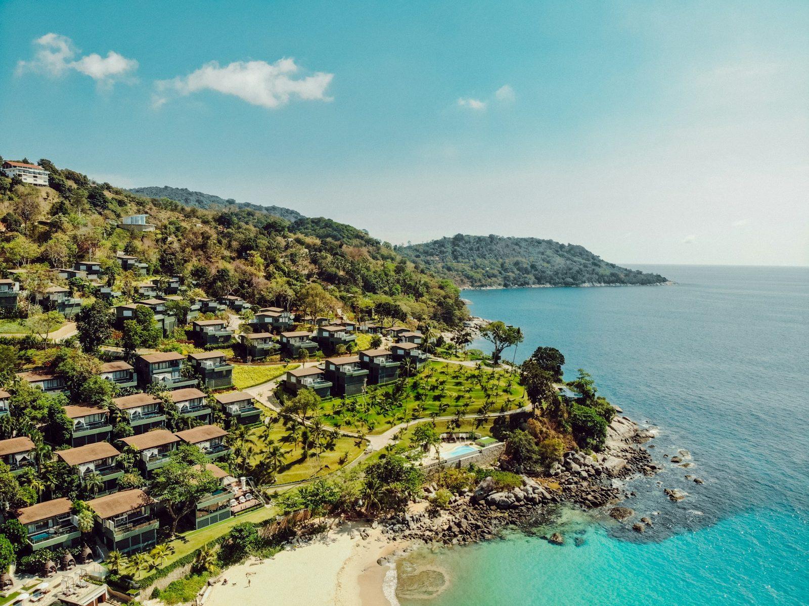 Luftaufnahme von Villen an der Küste bei Kata Noi, Phuket